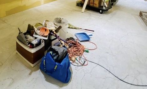 床に置かれた工具と延長コード